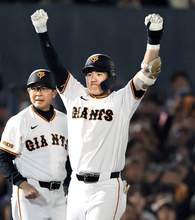 【巨人】石塚裕惺の「初先発初打点初ヒーロー」記念グッズ発売　２２日の中日戦で２点適時三塁打