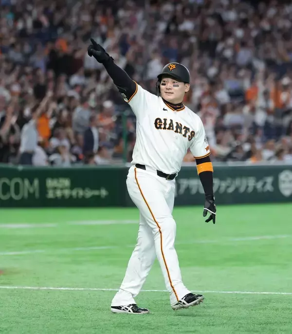 【巨人】丸佳浩がミスターに捧げる代打逆転満塁弾！　戸郷翔征が危険球退場で波乱の幕開けも８回にメークミラクル！　長嶋さん一周忌に白星届けた