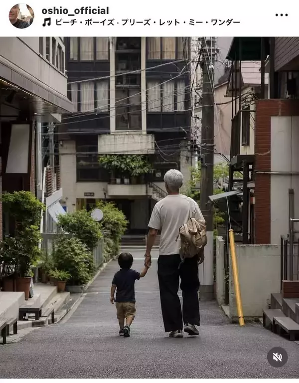 白髪姿にイメージ激変した元人気俳優、子どもと手をつなぐ近影公開した押尾学氏