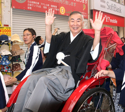 桂文枝あわや落車？初代春団治の逸話ちなんだ「赤い人力車」でお練り　天満天神繁昌亭２０周年記念