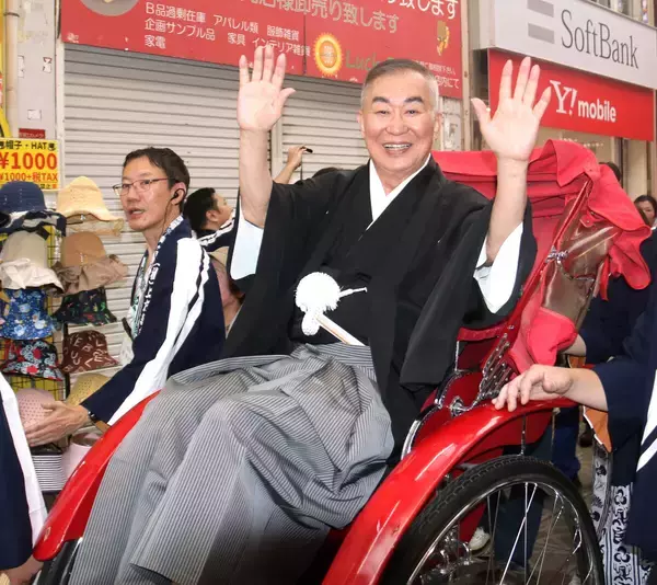 桂文枝あわや落車？初代春団治の逸話ちなんだ「赤い人力車」でお練り　天満天神繁昌亭２０周年記念