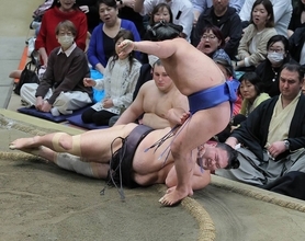 新関脇・藤ノ川　朝乃山から初白星で１０勝到達「力がついたと自信になる」　２１歳の躍動に八角理事長も「たいしたもの」