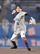 三浦皇成騎手が涙の勝利に導いた「１６」番でファーストピッチに登場「すごい緊張しました」