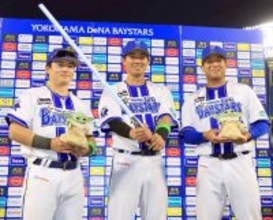 【ＤｅＮＡ】「スター・ウォーズの日」に初回４失点も“闇堕ち”せず逆転勝ち　ヒーローたちは映画キャラクターを手にお立ち台に