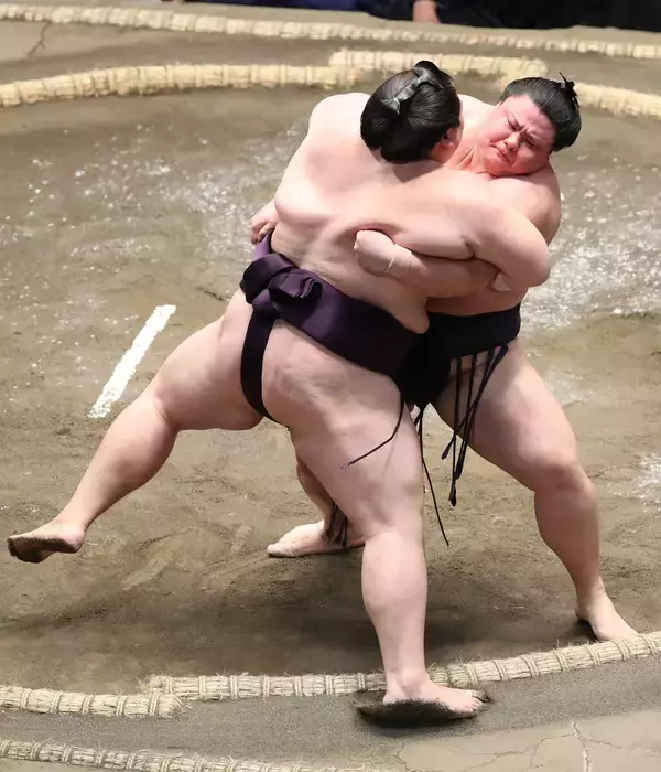 義ノ富士、２４歳のホープが５連勝で６勝３敗　来場所の新三役へ快進撃　熊本から観戦に訪れた父の目前で「勝てて良かった」