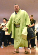 大関・霧島がパリ公演から帰国　ヨーロッパアルプス最高峰のモンブラン登頂もあわや高山病に苦笑い「上に上がって、具合が悪くなってしまった」