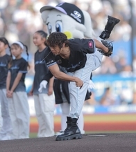 【ロッテ】ＥＸＩＬＥ　Ｂ　ＨＡＰＰＹ　ＴＥＴＳＵＹＡ、中務裕太が来場　パフォーマンスでファンを沸かせる