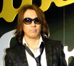 Ｂ’ｚ・松本孝弘、紅白歌合戦でのサプライズの裏側を回顧「車で搬入口みたいな所に着いて。ＮＨＫの方々も一部の人しか…」