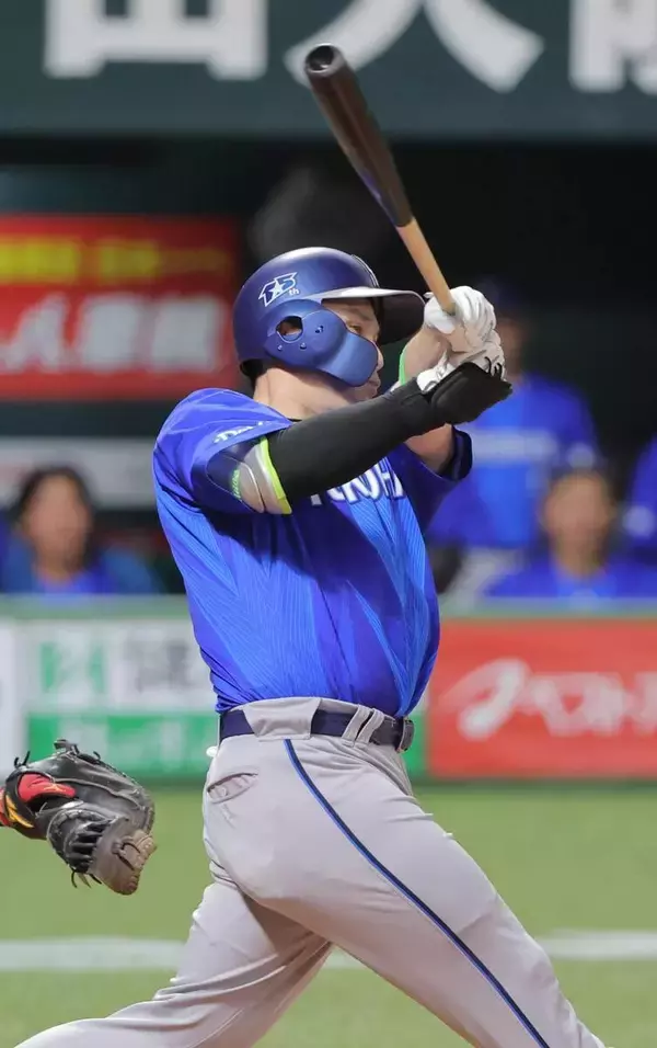 【日本シリーズ】ＤｅＮＡ佐野恵太が１号２ラン　スイープ狙うソフトバンク相手に先制「デスターシャ！」ペイペイドームどよめき