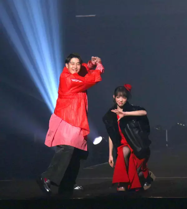 【広島】今季２冠の小園海斗、ＴＧＣで“モデルデビュー”渡辺リサと夫婦そろってランウェー登場