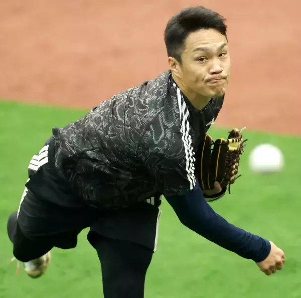 【巨人】則本昂大がＧ球場で前楽天の長坂健冶ブルペン捕手相手にブルペンで投球「本当に心強い」