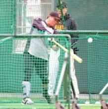 【巨人】「ジョージ」こと佐々木俊輔が〝バナナバット〟で打撃練習　黄色と白の珍しい配色
