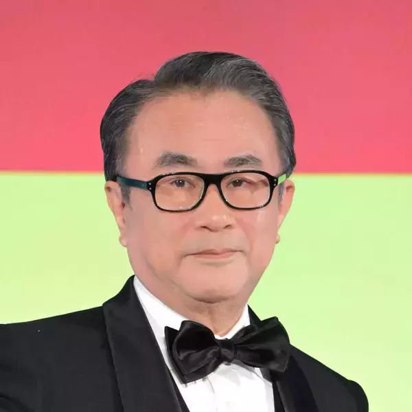 全治は３週間の三谷幸喜氏、サングラスかけて「Ｎキャス」復帰で「ここって結構、血が出るんですよ」先週に木の枝に頭部激突