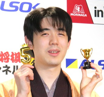 藤井聡太王将、５連覇！「防衛…厳しいのかな」メンタル低下を告白したカド番から３連勝で３４年ぶり快挙