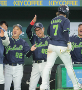 【ヤクルト】今季２度目の送りバントから先制点　鬼門の東京ドームで巨人に勝ち越し１０勝目　池山隆寛監督「燕心（エンジン）のかかり具合は非常にいいと思います」