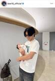 「Ｗ杯日本代表・上田綺世、生まれたばかりのまな娘を抱っこ「やさしいパパの顔」「そっくりだぁ〜」「パパ頑張ってね」」の画像1