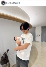 Ｗ杯日本代表・上田綺世、生まれたばかりのまな娘を抱っこ「やさしいパパの顔」「そっくりだぁ〜」「パパ頑張ってね」