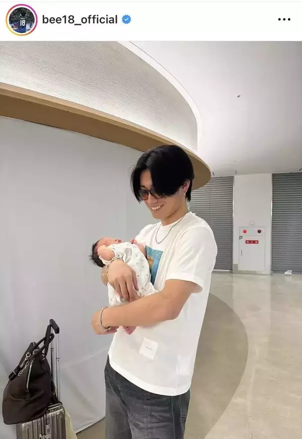 Ｗ杯日本代表・上田綺世、生まれたばかりのまな娘を抱っこ「やさしいパパの顔」「そっくりだぁ〜」「パパ頑張ってね」