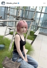 ルセラ・宮脇咲良、タンクトップで美スタイル披露！ピンクヘアに「ビジュアル革命！！」「天才的に似合いすぎてる」