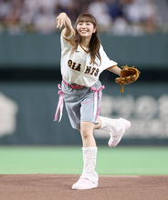 【巨人】ももいろクローバーＺの佐々木彩夏がダイナミックフォームで始球式「３度目の正直」は…