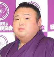 「シュッとしてイケメン」大減量した元大関の姿に衝撃！「スマート」「別人」奥さんも「美人すぎる」元貴景勝