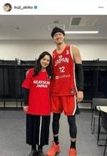 久慈暁子、夫・渡辺雄太と肩組み夫婦ショット「デカい笑」「素敵なツーショット」