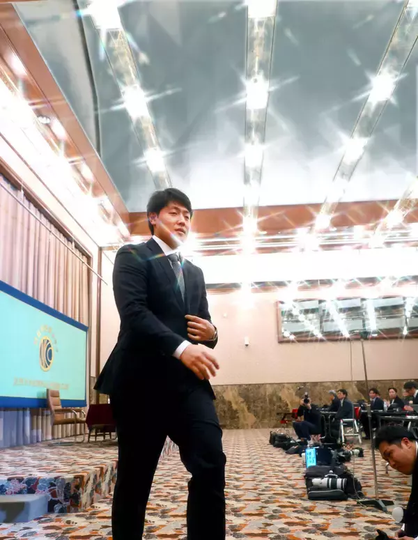 「きょうは、なんかちょっと恥ずかしかった」緊張隠せぬ岡本和真…報道陣約１００人を前に１時間の会見で語った覚悟