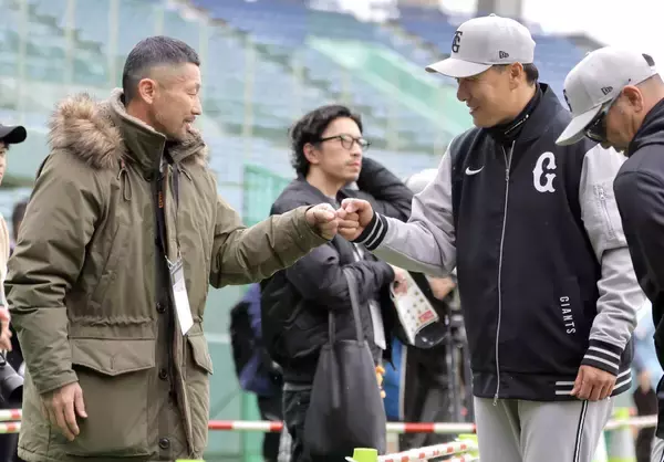 【巨人】李承燁コーチが藤田宗一氏と再会　０５年ロッテ下克上日本一メンバー