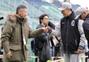 【巨人】李承燁コーチが藤田宗一氏と再会　０５年ロッテ下克上日本一メンバー