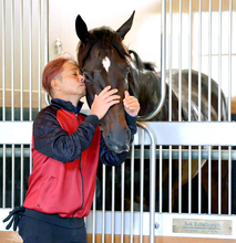 落馬し骨折「たかが鎖骨一本」岩田康誠は不屈！アスクエジンバラとダービーで１４年ぶりV挑む「究極の人馬一体を」