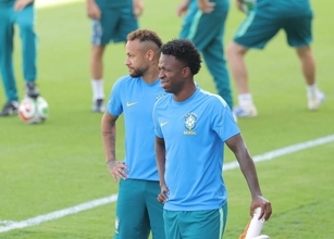 【Ｗ杯】貫禄か余裕か…ブラジル代表ＦＷネイマールが練習中に報道陣に向けウィンク　日本戦に向け最終調整