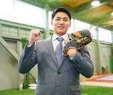 「【ＤｅＮＡ】ドラフト５位・成瀬脩人がグラブを手に入寮「レギュラーを取りたい」」の画像1