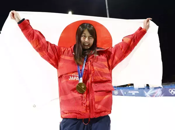【五輪】スノボのビッグエアは日本が初の男女アベック金の大快挙！村瀬心椛「葵来の金メダルを触ったから、これ私も絶対に取りたいって」