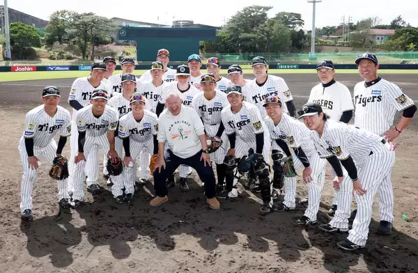【阪神】中野拓夢が超感激！“福の神”笑福亭鶴瓶にボディータッチ「いいことが起こるんじゃないかな」