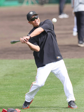 【巨人】阿部監督が外野ノック　守備力強化へ明るくハードに反復練習