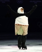 【五輪】男子王者のシャイドロフ、パンダの着ぐるみ姿で驚異の３回転トウループ！　ジャッキ―・チェンもパンダを持ってお出迎え