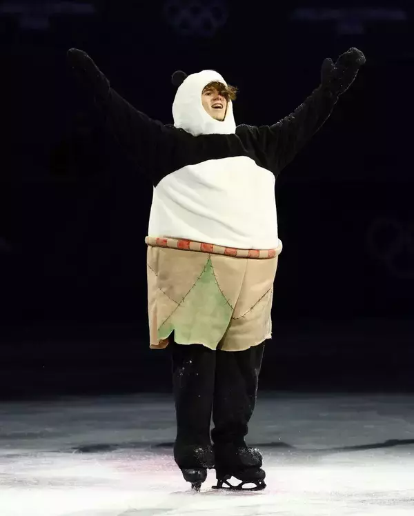 【五輪】男子王者のシャイドロフ、パンダの着ぐるみ姿で驚異の３回転トウループ！　ジャッキ―・チェンもパンダを持ってお出迎え