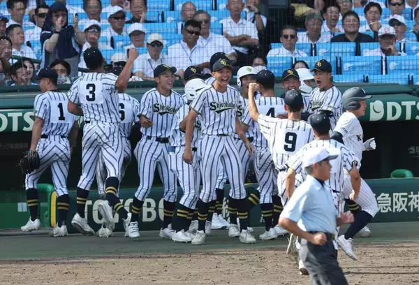 【甲子園】プロ級ゲッツーに聖地どよめく　白樺学園の２年生二遊間が超美技　横っ跳び→グラブトス…同点の８回にチーム救う