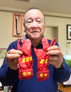 柴田勲さん、赤い手袋でモテモテ　小指のロマンス