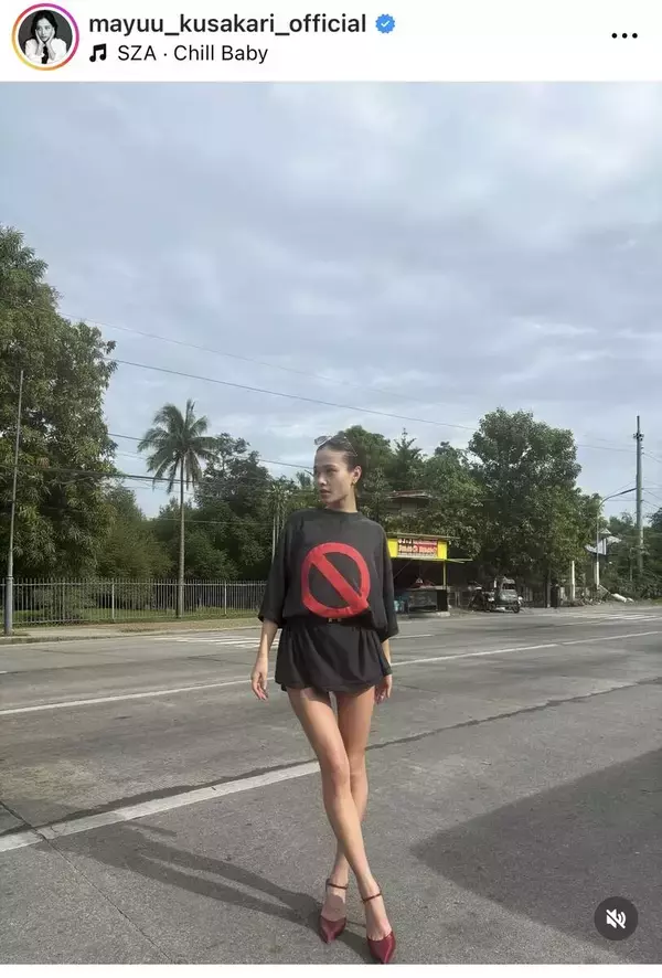 草刈正雄の長女・草刈麻有、黒シャツ×極短デニムコーデで美スタイル披露！…活動再開から２年