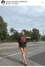 草刈正雄の長女・草刈麻有、黒シャツ×極短デニムコーデで美スタイル披露！…活動再開から２年