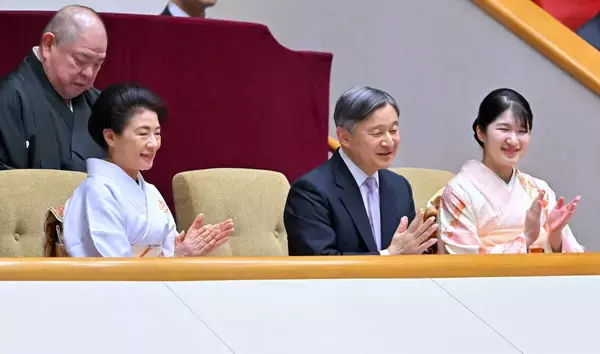 天皇・皇后両陛下とピンクの振袖姿の愛子さまがご観覧…６年ぶりの「天覧相撲」に満員の観客から大拍手