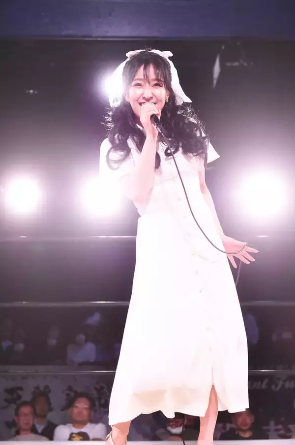 中冨杏子、デビュー曲「桜色リップクリーム」を観客前に初歌唱　女子プロレス「マリーゴールド」のリングで