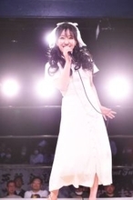 中冨杏子、デビュー曲「桜色リップクリーム」を観客前に初歌唱　女子プロレス「マリーゴールド」のリングで