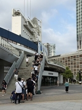 【高校野球】横浜ＶＳ桐光学園　当日券を求め早朝から長蛇の列　「席詰めのお願い」が表示　人数分以上の席取りＮＧを呼びかけ