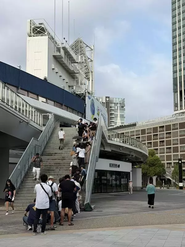 【高校野球】横浜ＶＳ桐光学園　当日券を求め早朝から長蛇の列　「席詰めのお願い」が表示　人数分以上の席取りＮＧを呼びかけ