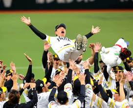 ２年連続１３度目の日本一　ソフトバンク・小久保裕紀監督が悲願の本拠地胴上げ「この天井を見ながら、常日頃からイメージしていた」４連勝スイープ＆ＰＳ７連勝＆本拠地１５連勝の圧倒的頂点！
