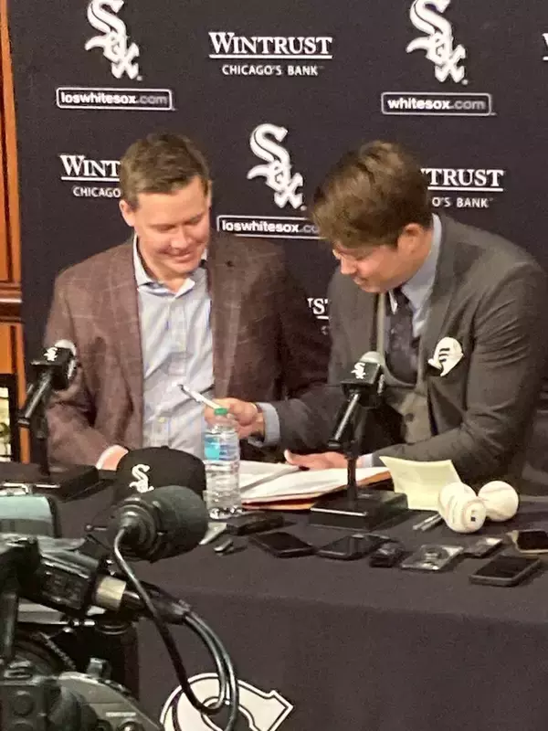 村上宗隆が入団会見で笑い誘う　靴下出して「ホワイトソックス！」　初々しい英語でスピーチも