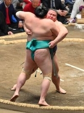 義ノ富士が３勝目　２日連続金星後に同居する十両・尊富士から受けた祝福とは「暗闇の中で…」