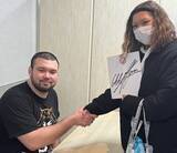 「新日本プロレス・ウルフアロン、後楽園ホール大会前にデビュー後、初のサイン会「書けるだけ書きますよ」」の画像1